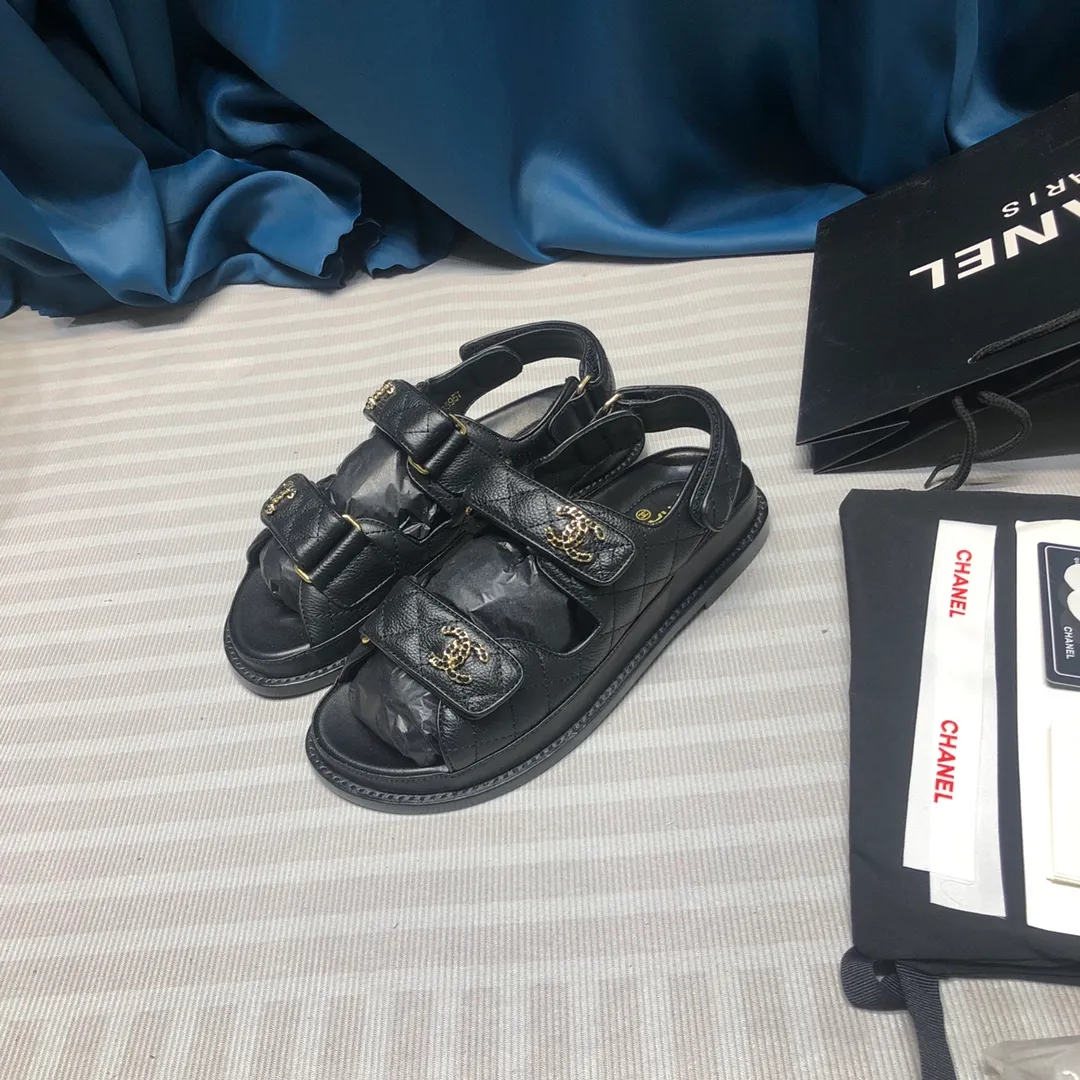 👟👟Ex-factory price 480👟👟 Women's shoes, women's clothing Chanel 2020ss new Velcro sandals, top counter quality (welcome🆚 comparison)💪 ⚠️As Chanel's classic shoe king, it is a hot item every summer. Once you start wearing sandals in summer, sports shoes will be relegated to the sidelines! Haha, the pattern will change a little every year, ⚠️2020 Chanel Spring and Summer New Season Double C Velcro Casual Sandals, 💯The upper adds more fashionable elements of Xiaoxiang, ⚠️Lingge electric embroidery. The upper is cowhide and the lining is sheepskin. It is comfortable and breathable to wear. It is very comfortable and versatile. ⚠️A very comfortable sandal for the feet! Size 35-40 (custom-made for 41)
